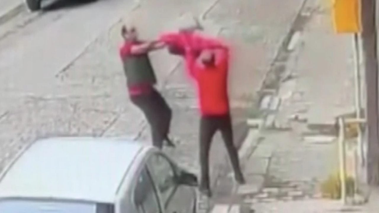 Foto - Yoldan geçerken gördüler: Montla yere düşmesini engellediler!