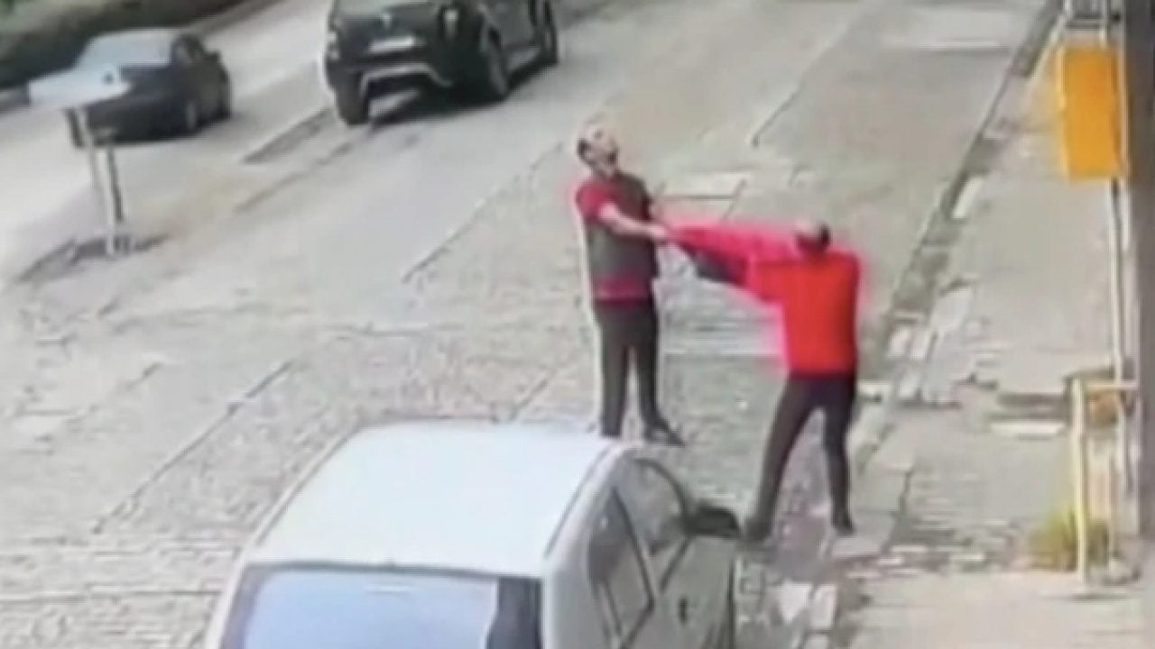 Foto - Yoldan geçerken gördüler: Montla yere düşmesini engellediler!