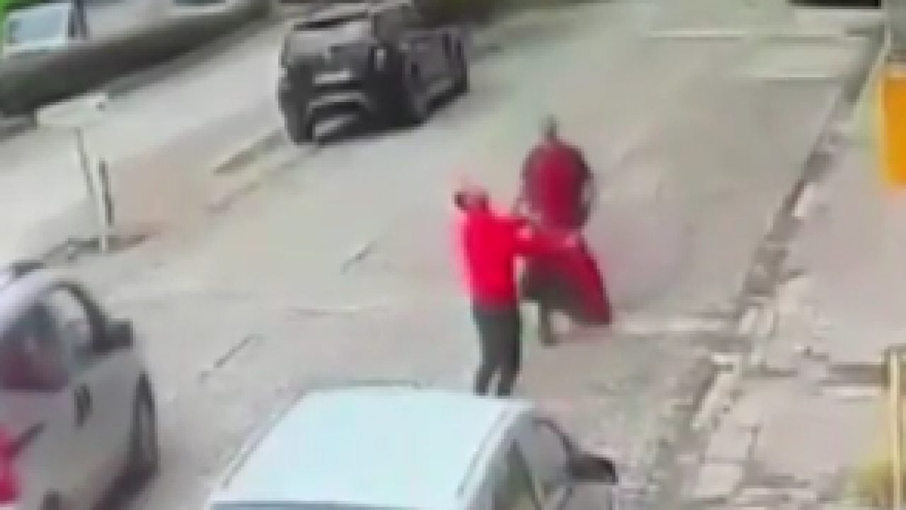 Foto - Yoldan geçerken gördüler: Montla yere düşmesini engellediler!
