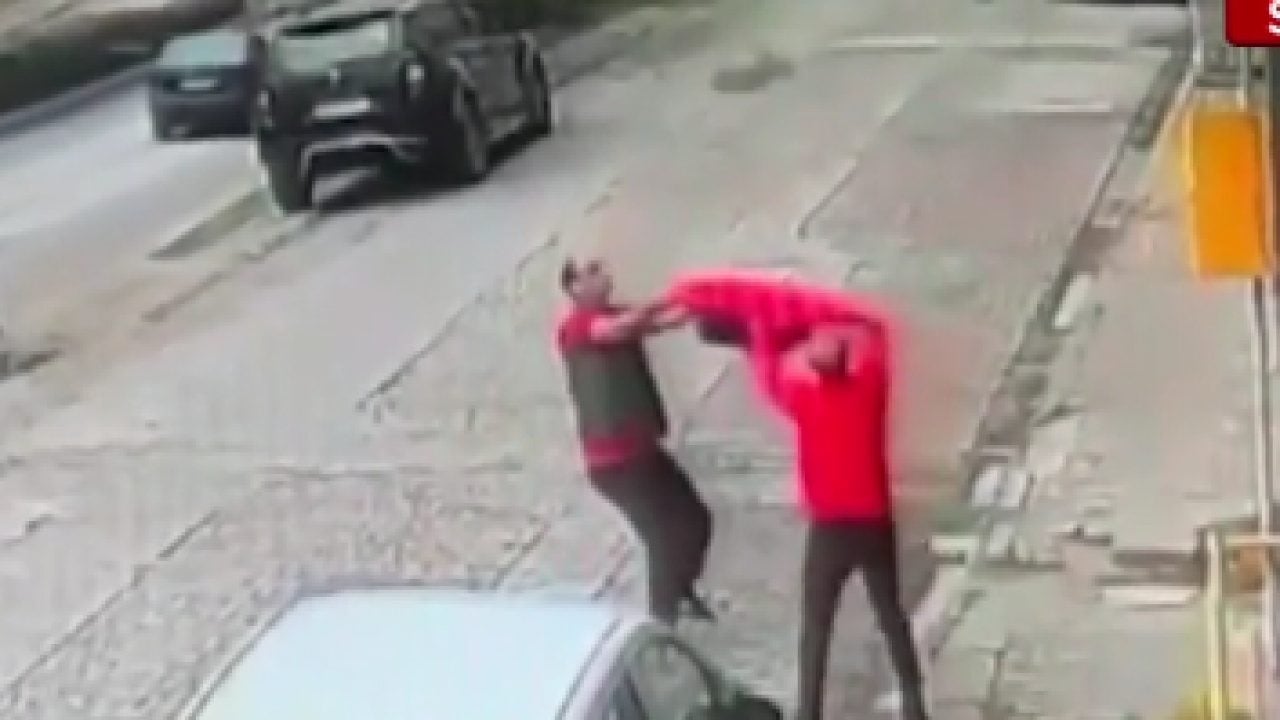 Foto - Yoldan geçerken gördüler: Montla yere düşmesini engellediler!