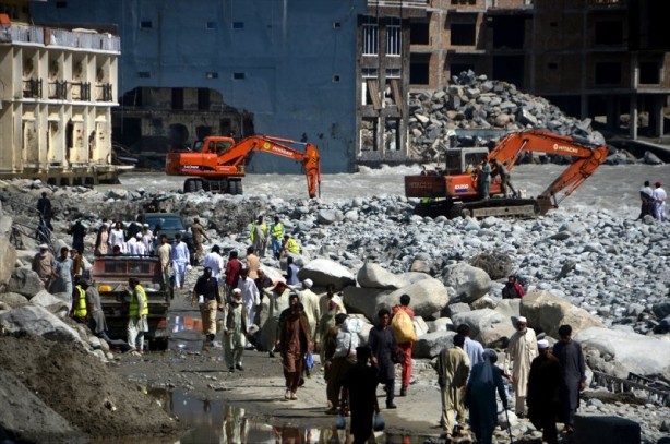 Yollar çöktü köprüler yıkıldı! Sel sonrası Pakistan