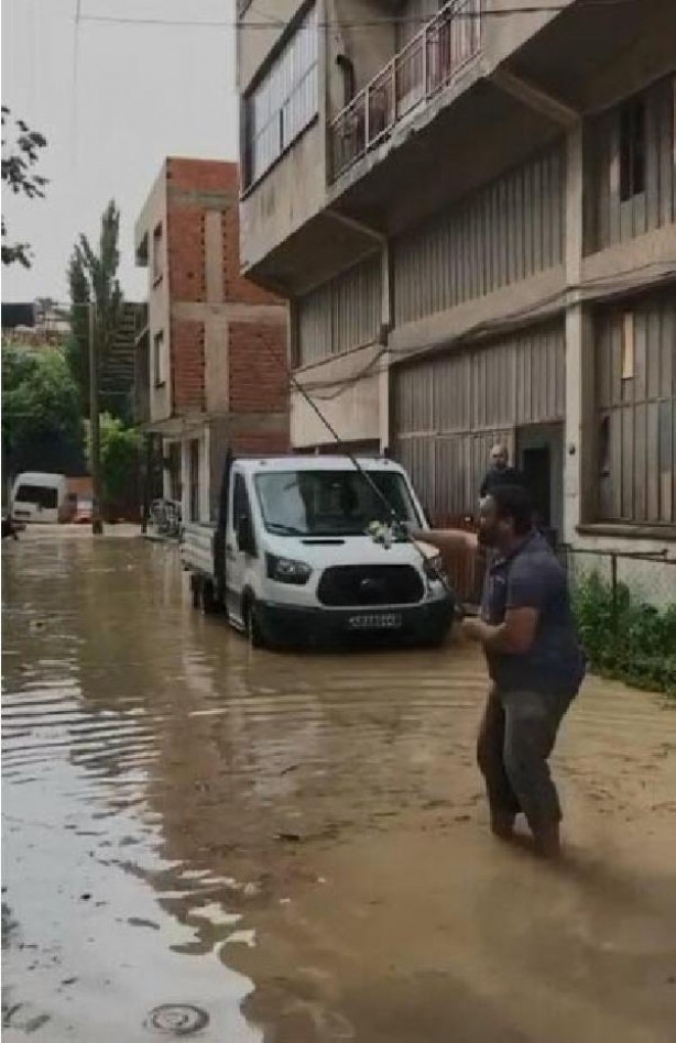 Foto - Yollar göle döndü! İzmirli CHP'li belediyeye böyle tepki gösterdi