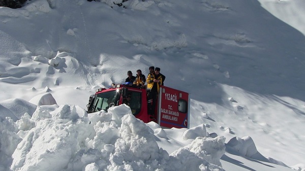 Foto - Yollar haftalar sonra açıldı! 30 gün sonra hastalara böyle ulaşıldı