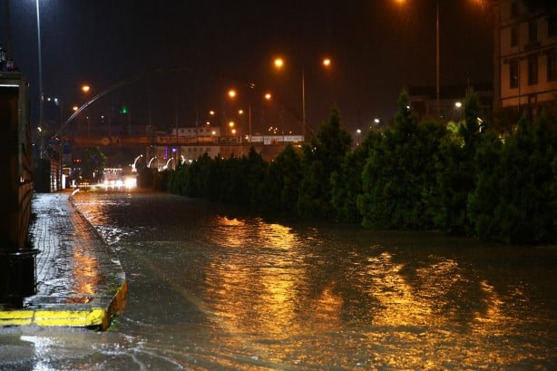 Foto - Yollar kapandı, iş yerlerini su bastı... Sel felaketi Samsun ve Giresun'u vurdu