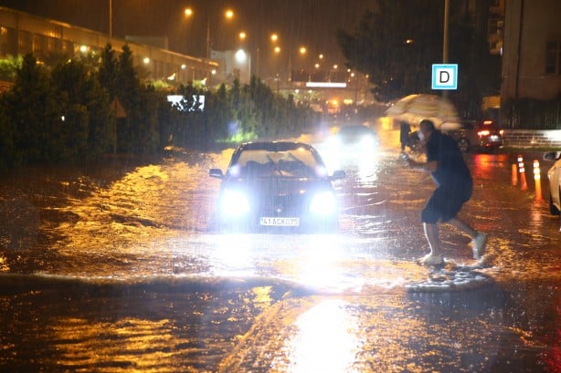 Foto - Yollar kapandı, iş yerlerini su bastı... Sel felaketi Samsun ve Giresun'u vurdu