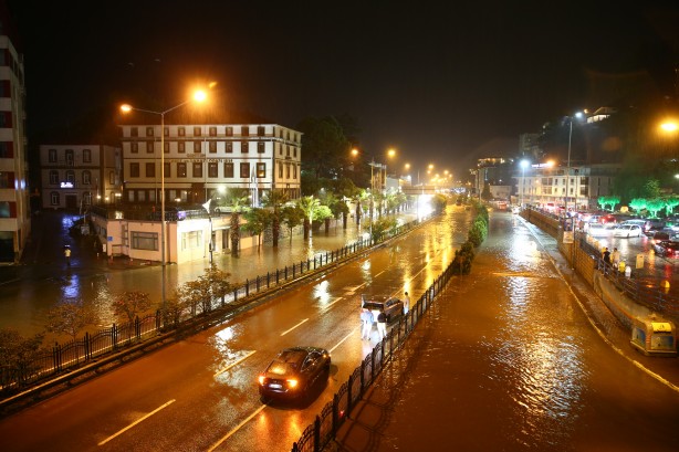 Foto - Yollar kapandı, iş yerlerini su bastı... Sel felaketi Samsun ve Giresun'u vurdu