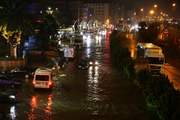 Foto - Yollar kapandı, iş yerlerini su bastı... Sel felaketi Samsun ve Giresun'u vurdu