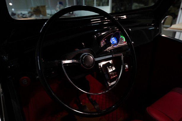 Foto - Yollara çıktı! Togg’dan sonra yerli elektrikli klasik otomobil TYRA karşınızda! 