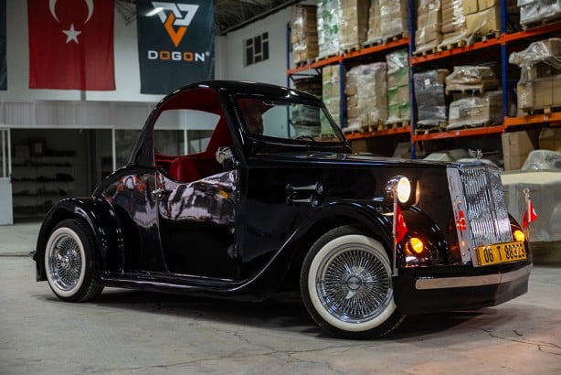 Yollara çıktı! Togg’dan sonra yerli elektrikli klasik otomobil TYRA karşınızda! 