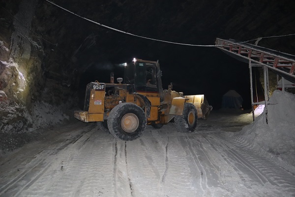 Foto - Yollara dökülen tuz böyle çıkarılıyor