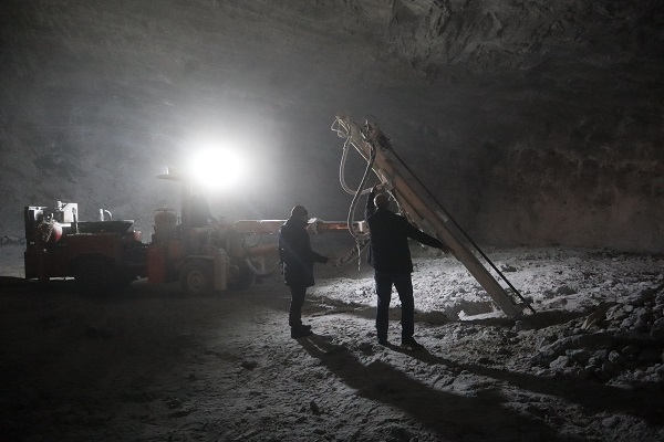 Foto - Yollara dökülen tuz böyle çıkarılıyor