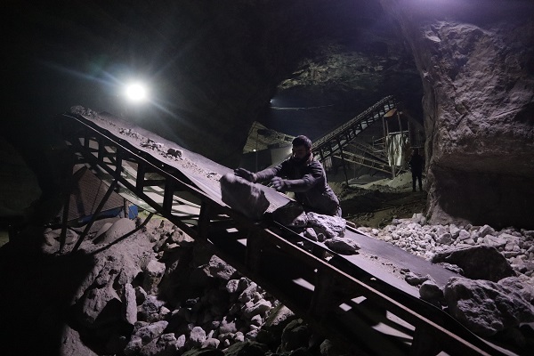 Foto - Yollara dökülen tuz böyle çıkarılıyor