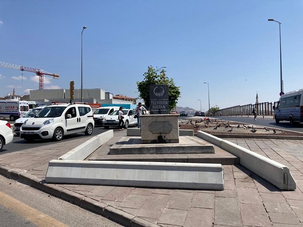 Foto - Yollarındaki türbeler görenleri hayrete düşürüyor! Bir türlü bulunduğu yerden kaldıramadılar