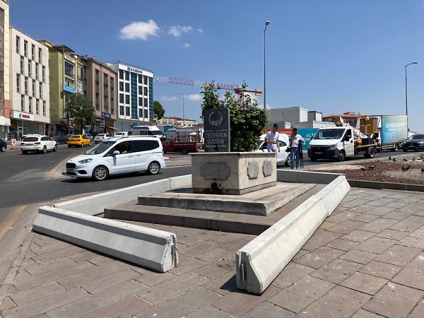 Foto - Yollarındaki türbeler görenleri hayrete düşürüyor! Bir türlü bulunduğu yerden kaldıramadılar