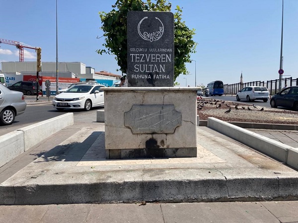 Foto - Yollarındaki türbeler görenleri hayrete düşürüyor! Bir türlü bulunduğu yerden kaldıramadılar