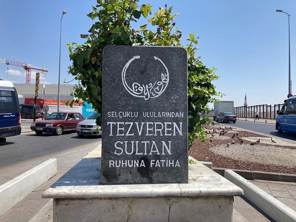 Foto - Yollarındaki türbeler görenleri hayrete düşürüyor! Bir türlü bulunduğu yerden kaldıramadılar