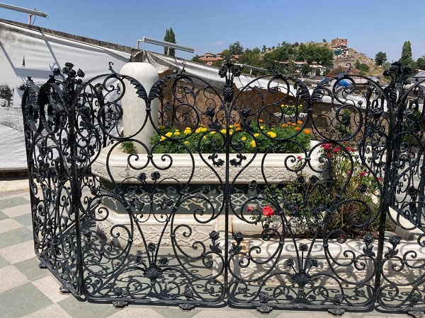 Foto - Yollarındaki türbeler görenleri hayrete düşürüyor! Bir türlü bulunduğu yerden kaldıramadılar