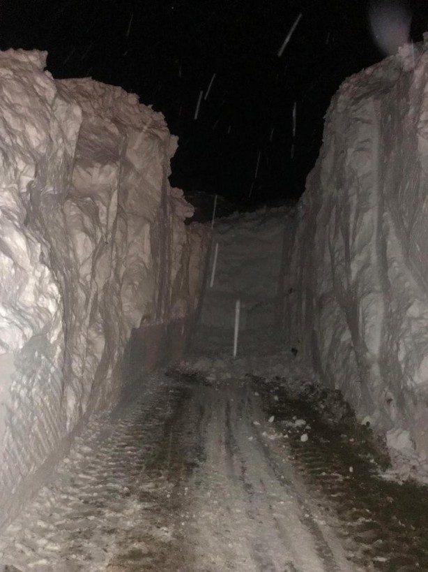 Yolu kapanan köye, kardan tünel