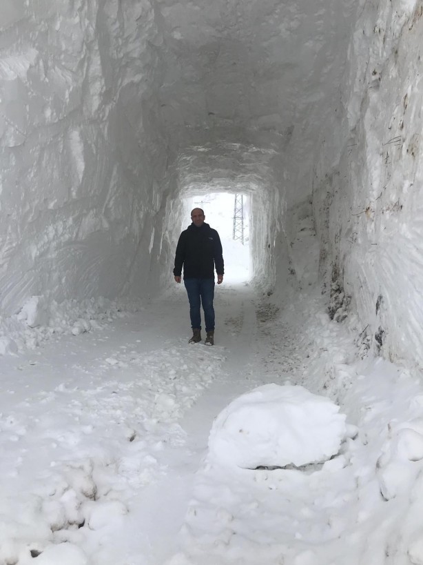 Foto - Yolu kapanan köye, kardan tünel