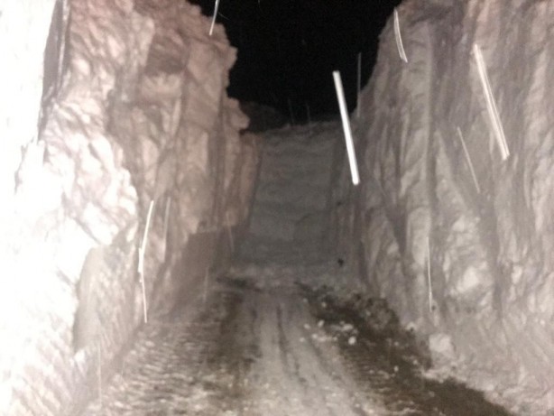 Foto - Yolu kapanan köye, kardan tünel