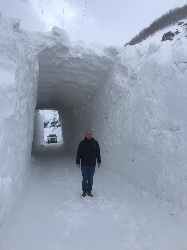 Foto - Yolu kapanan köye, kardan tünel