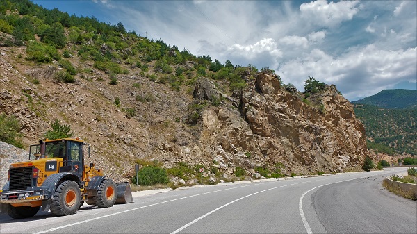 Foto - Yolu kullananların yürekleri ağızlarında! Bu kayalar felakete davetiye çıkarıyor