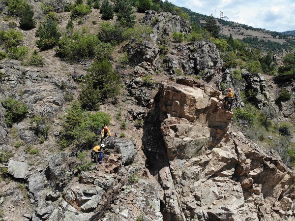 Foto - Yolu kullananların yürekleri ağızlarında! Bu kayalar felakete davetiye çıkarıyor