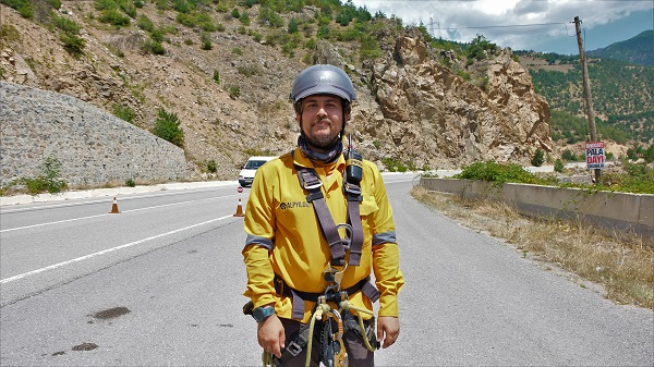 Foto - Yolu kullananların yürekleri ağızlarında! Bu kayalar felakete davetiye çıkarıyor