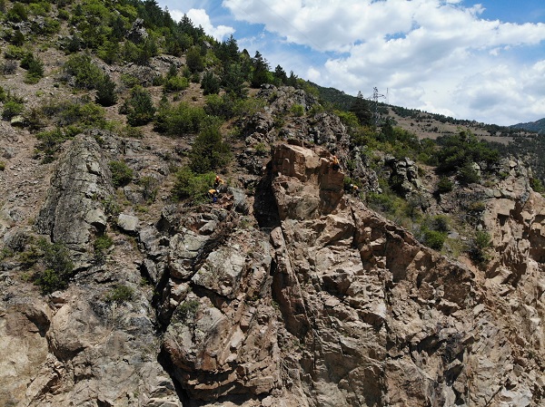 Foto - Yolu kullananların yürekleri ağızlarında! Bu kayalar felakete davetiye çıkarıyor