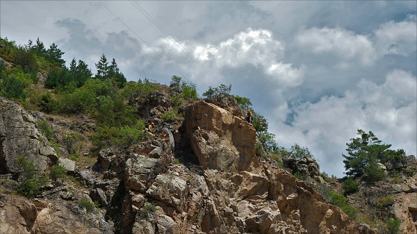 Foto - Yolu kullananların yürekleri ağızlarında! Bu kayalar felakete davetiye çıkarıyor