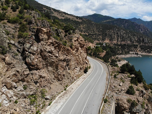 Foto - Yolu kullananların yürekleri ağızlarında! Bu kayalar felakete davetiye çıkarıyor