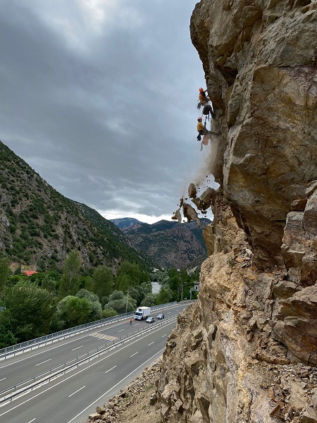 Foto - Yolu kullananların yürekleri ağızlarında! Bu kayalar felakete davetiye çıkarıyor