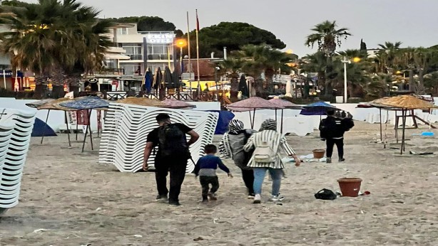 Foto - Yolu şaşıran kaçak göçmenler Yunanistan yerine kadınlar plajına indi! Sonrasında yaptıkları ise herkesi şok etti