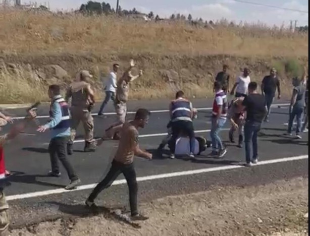Foto - Yolu trafiğe kapattı, linç edilmekten jandarma kurtardı