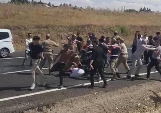 Foto - Yolu trafiğe kapattı, linç edilmekten jandarma kurtardı