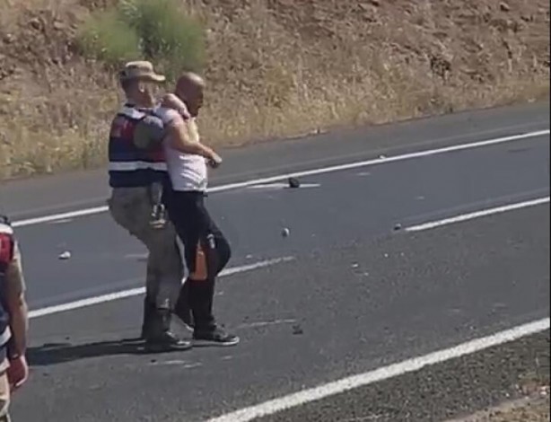 Foto - Yolu trafiğe kapattı, linç edilmekten jandarma kurtardı