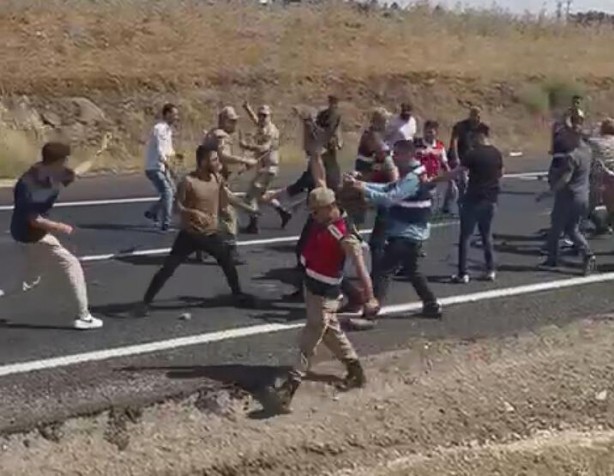 Foto - Yolu trafiğe kapattı, linç edilmekten jandarma kurtardı