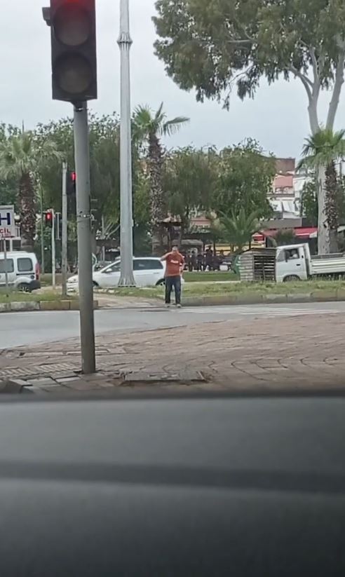 Foto - Yolun karşısına geçmek isteyenlerin karga ile imtihanı
