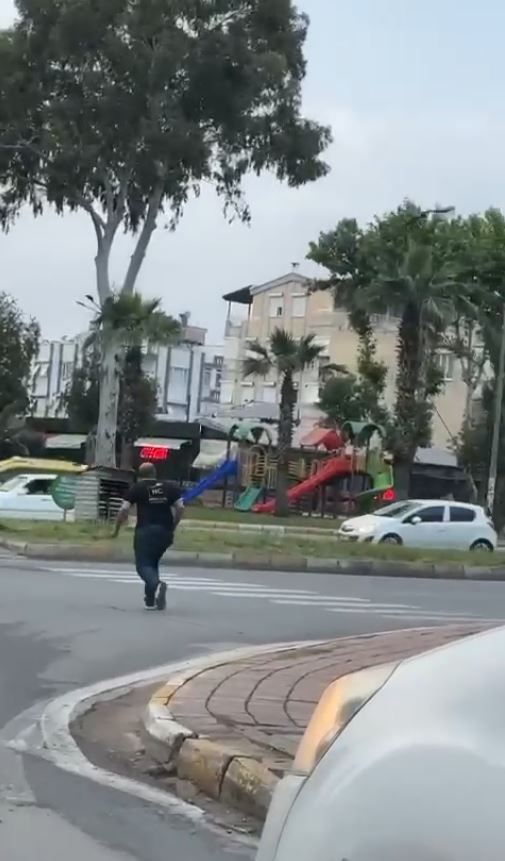 Yolun karşısına geçmek isteyenlerin karga ile imtihanı