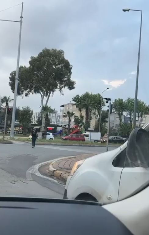 Foto - Yolun karşısına geçmek isteyenlerin karga ile imtihanı