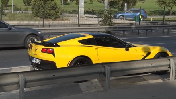 Foto - Yolun kenarında ilginç görüntü: Ultra lüks otomobile olanlar oldu