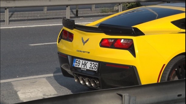 Foto - Yolun kenarında ilginç görüntü: Ultra lüks otomobile olanlar oldu