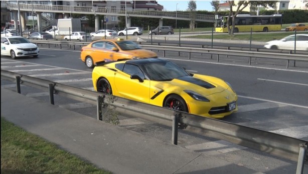 Yolun kenarında ilginç görüntü: Ultra lüks otomobile olanlar oldu