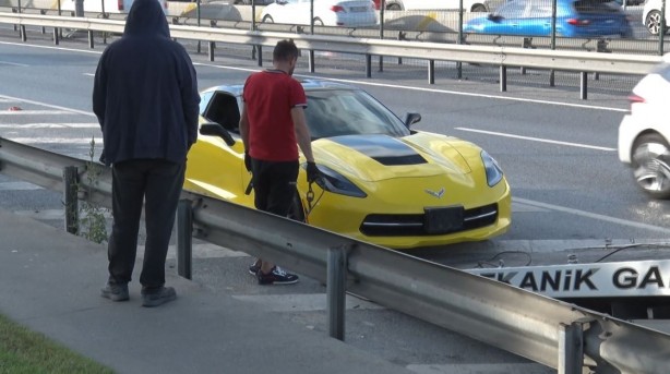 Foto - Yolun kenarında ilginç görüntü: Ultra lüks otomobile olanlar oldu