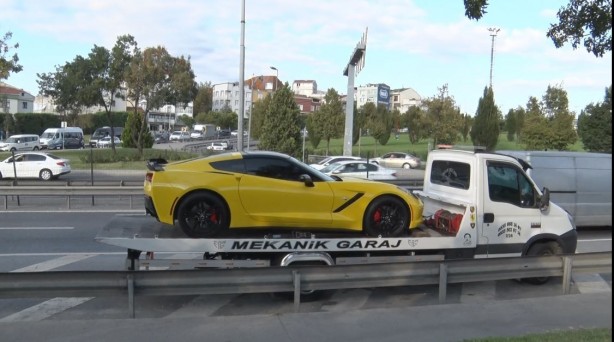 Foto - Yolun kenarında ilginç görüntü: Ultra lüks otomobile olanlar oldu