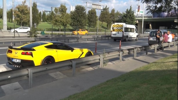 Foto - Yolun kenarında ilginç görüntü: Ultra lüks otomobile olanlar oldu