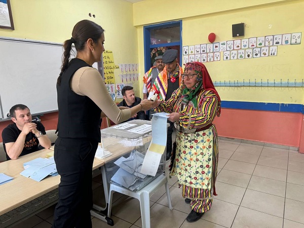 Foto - Yöresel kıyafetini giyen soluğu sandıkta aldı
