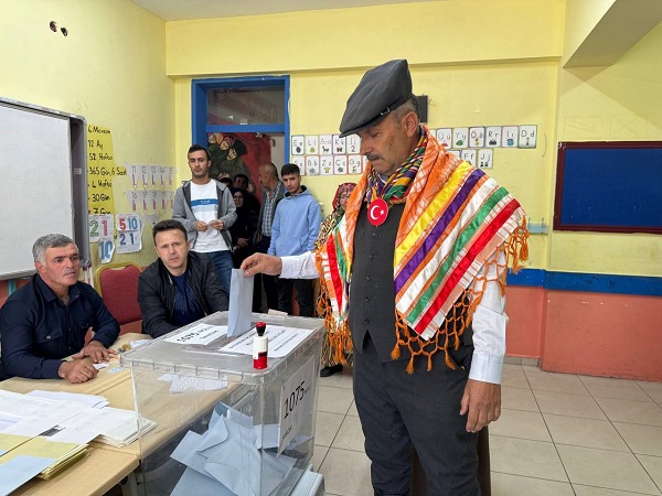 Foto - Yöresel kıyafetini giyen soluğu sandıkta aldı