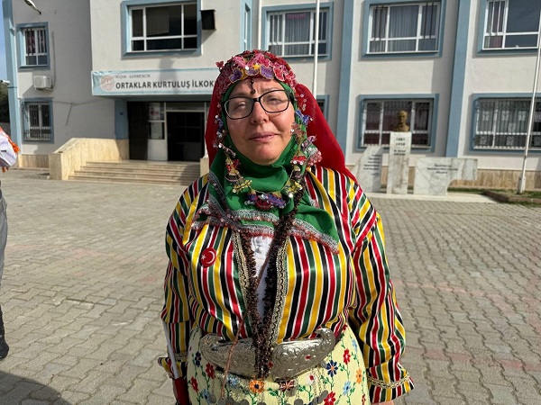 Foto - Yöresel kıyafetini giyen soluğu sandıkta aldı