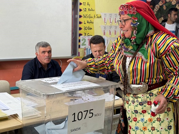 Yöresel kıyafetini giyen soluğu sandıkta aldı